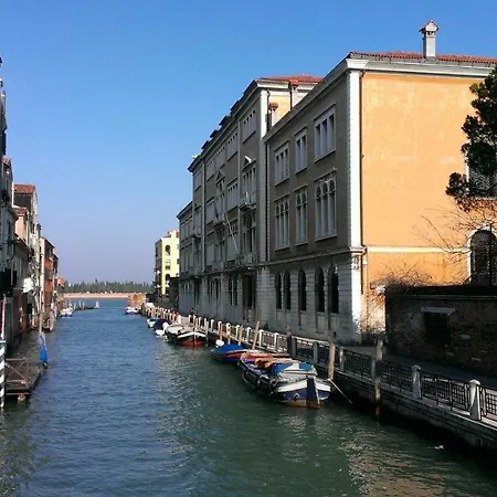 La Gondola - Beautiful Canal View Apartment Venedig