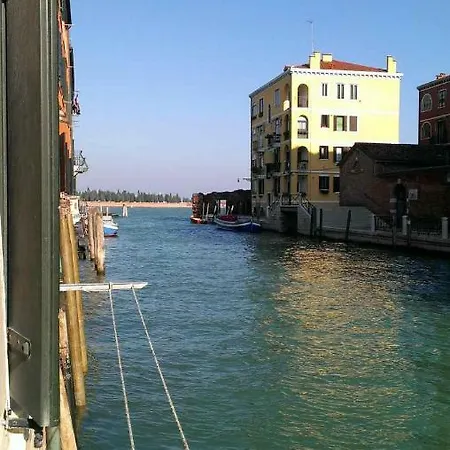 La Gondola - Beautiful Canal View Apartment Venedig